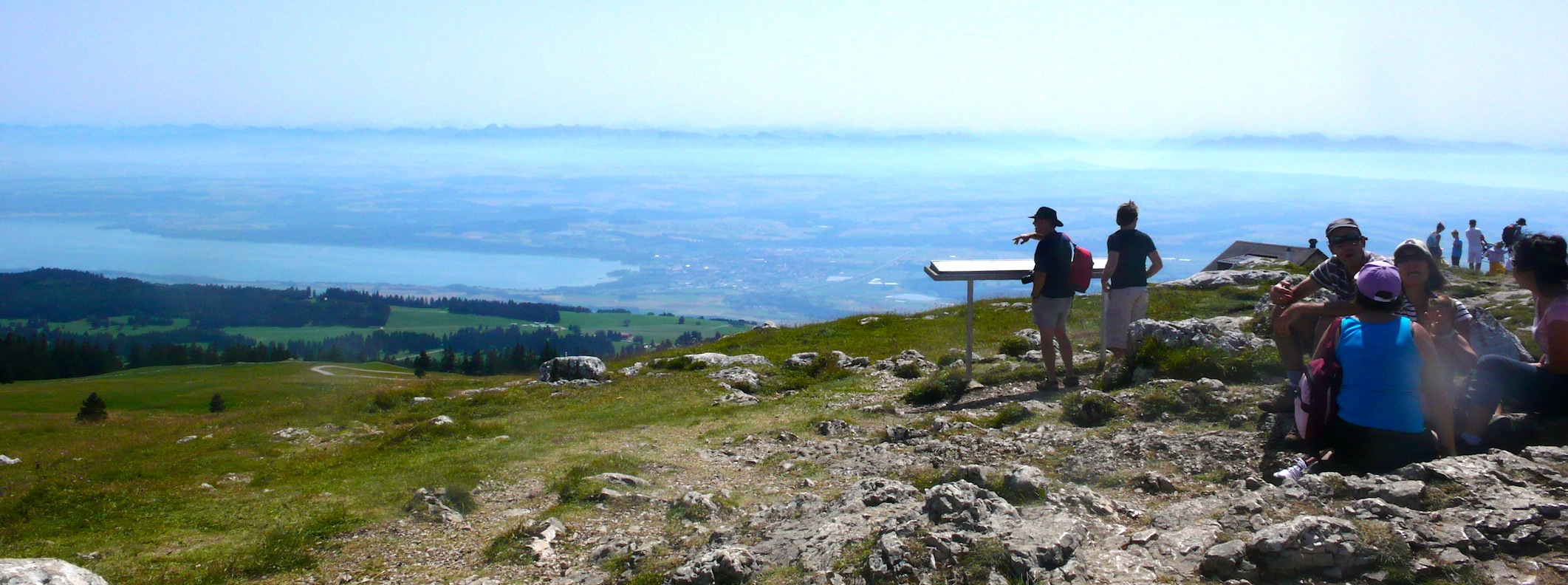 Vue sur le plateau suisse, le lac de Neuchâtel du sommet du Chasseron. Au loin, les Alpes valaisannes