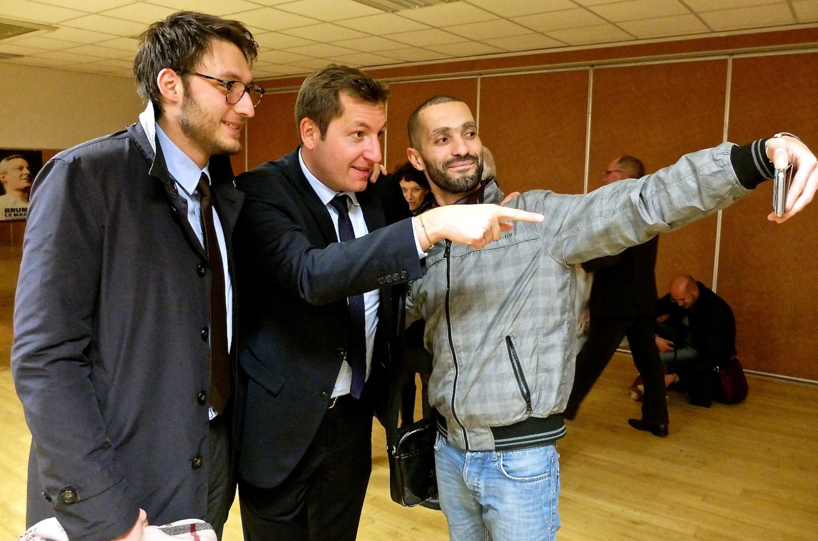 Alain Chrétien sacrifiant au selfie avec des sympathisants...  (photos Daniel Bordur)
