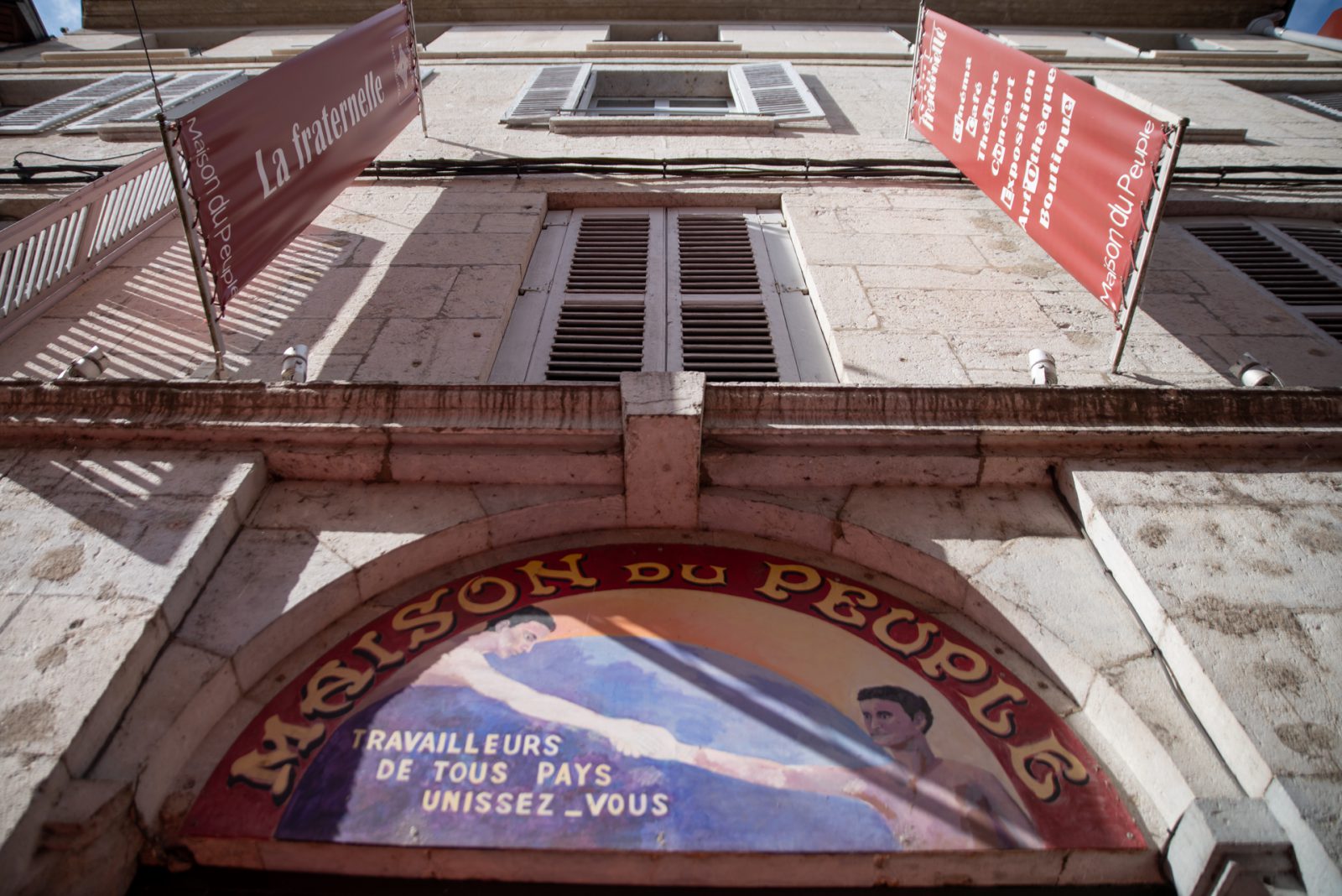 Entrer à la Fraternelle, c'est revivre un siècle d'engagement collectif.