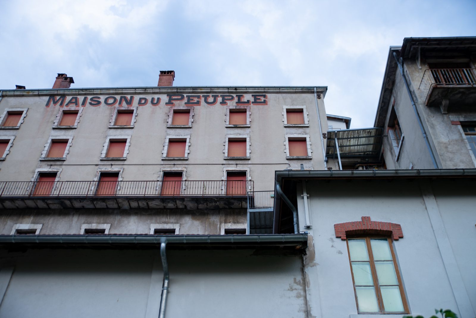 Sur plusieurs étages la Maison du Peuple surplombe la vallée de la Bienne.